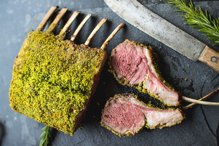 Каре ягнёнка с зелёной корочкой